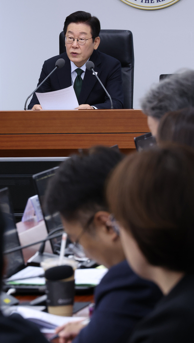 이재명 대통령, 수석보좌관 회의 발언     (서울=연합뉴스) 한상균 기자 = 이재명 대통령이 13일 용산 대통령실에서 열린 수석보좌관회의에서 발언하고 있다. 2025.10.13     xyz@yna.co.kr (끝)