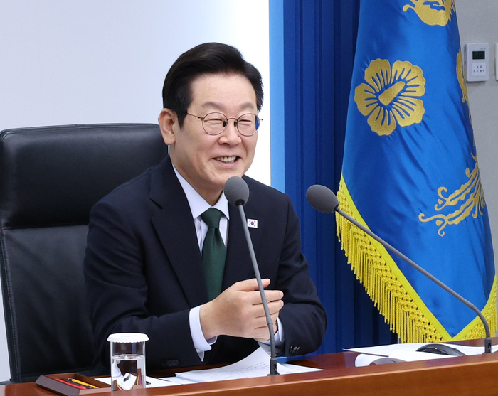 이재명 대통령, 수석보좌관회의 주재 (서울=연합뉴스) 한상균 기자 = 이재명 대통령이 13일 용산 대통령실에서 수석보좌관회의를 주재하고 있다. 2025.10.13 xyz@yna.co.kr (끝)