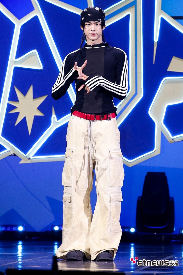 [ET포토] 투어스 도훈, '현실감 없는 우월 피지컬'