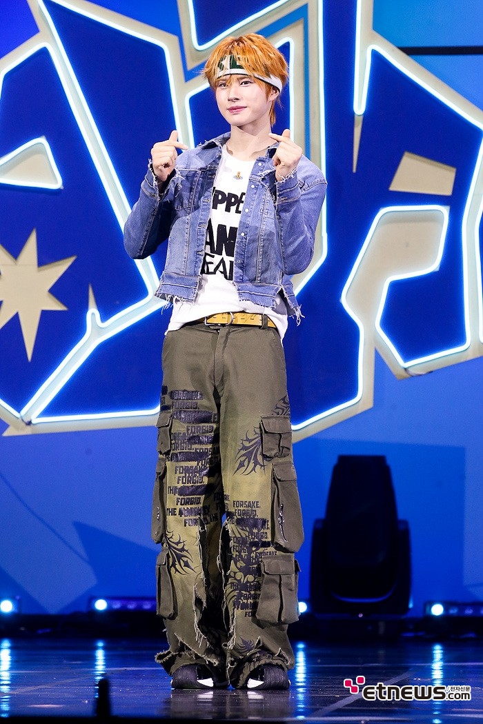 [ET포토] 투어스 경민, '예쁜 바지핏'