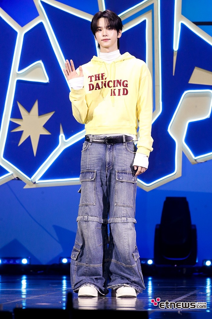 [ET포토] 투어스 신유, '빛이나네 빛이'