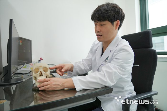 분당제생병원 신경외과 김현곤 과장이 환자에게 설명하고 있다.