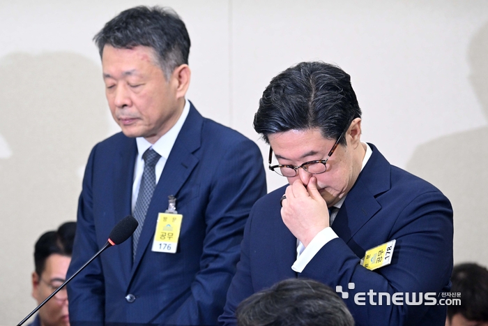 공정거래위원회, 개인정보보호위원회애 대한 국회 정무위원회의 국정감사가 14일 서울 여의도 국회에서 열렸다. 김광일 홈플러스 대표(왼쪽)와 김병주 MBK파트너스 회장이 증인으로 출석해 고개를 숙이고 있다.
 김민수기자 mskim@etnews.com