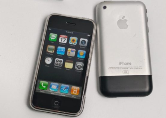 2007년에 출시된 아이폰 1시대가 3000만원에 가까운 금액으로 거래돼 화제다. 사진=이베이