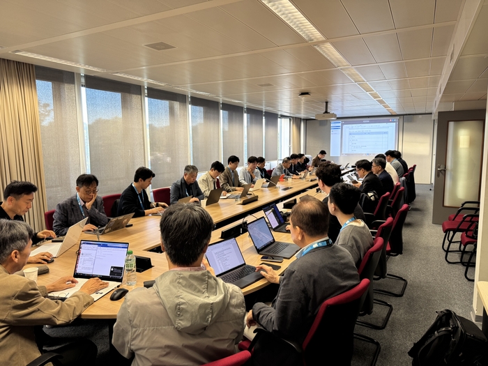 ITU-T SG20 회의 기간 중 현장 대응을 위해 한국 국가대표단 회의를 진행하는 모습