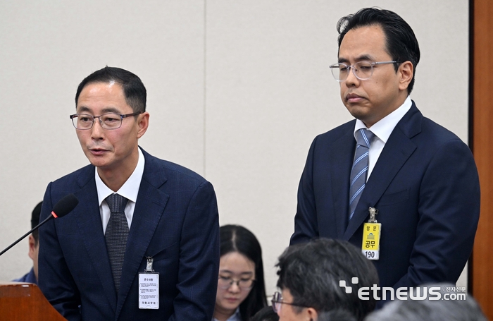 공정거래위원회, 개인정보보호위원회애 대한 국회 정무위원회의 국정감사가 14일 서울 여의도 국회에서 열렸다. 김명규 쿠팡이츠 대표(왼쪽)와 김범석 우아한형제들 대표가 증인으로 출석해 의원의 질의에 답변하고 있다. 김민수기자 mskim@etnews.com