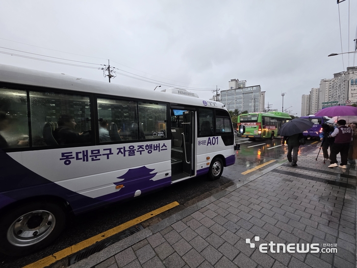 [르포]빗속 달리는 자율주행 마을버스…차선 이탈 없이 부드럽게 주행