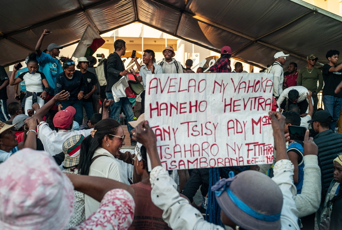 마다가스카르 수도 안타나나리보 시청 밖에 모인 반정부 시위대. 사진=EPA 연합뉴스