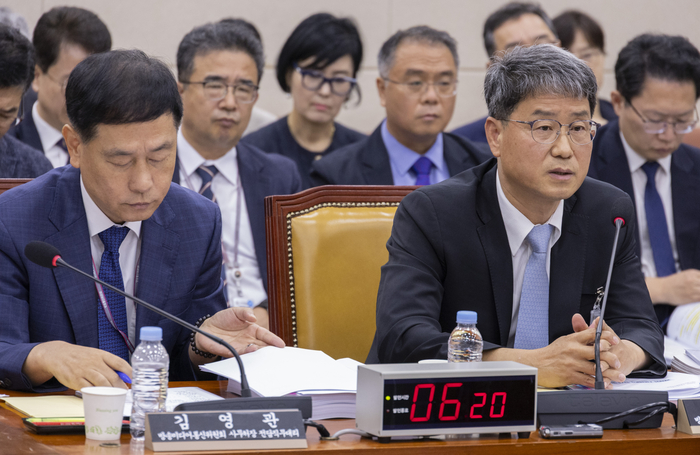 반상권 방송미디어통신위원회 위원장 직무대리가 14일 국회 과학기술정보방송통신위원회에서 열린 2025년도 국정감사에서 의원 질의에 답하고 있다.