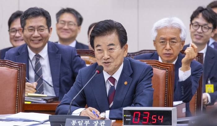 의원 질의 의미 알아듣고 미소짓는 정동영 통일부 장관     (서울=연합뉴스) 황광모 기자 = 정동영 통일부 장관이 14일 국회 외교통일위원회에서 열린 통일부에 대한 2025년 국정감사에 출석해 더불어민주당 윤후덕 의원의 APEC 정상회의 도중 북미 정상회동에 예상 장소에 대한 질의를 들은 뒤 미소짓고 있다.     윤 의원의 지역구는 지난 2019년 남북미 정상회동으로 도널드 트럼프 미 대통령과 김정은 북 국무위원장이 만났었던 판문점이 위치한 경기도 파주다. 2025.10.14     hkmpooh@yna.co.kr (끝)