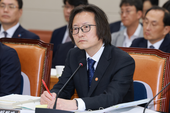 [2025 국정감사] 국회 정무위 “김병주 MBK 회장 '입국금지' 해야”…공정위장 “징벌적 제재 가능성 검토할 것”