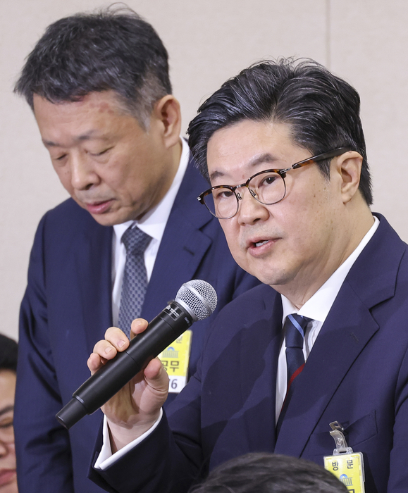 김병주 MBK파트너스 회장이 지난달 국회 정무위원회에서 열린 2025년도 공정거래위원회 국정감사에 증인으로 출석해 의원 질의에 답하고 있다. 연합뉴스