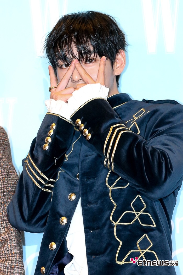 [ET포토] BTS 뷔, '더블 뷔 포즈'