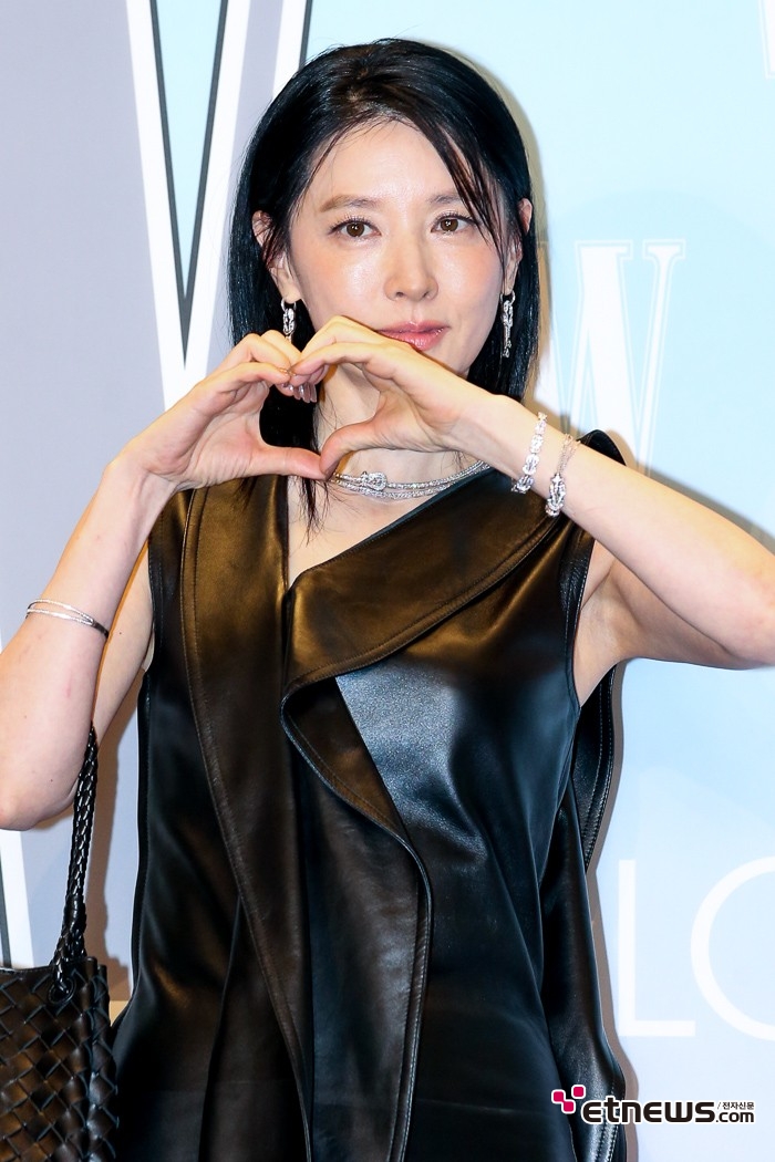 [ET포토] 이영애, '우아한 하트'