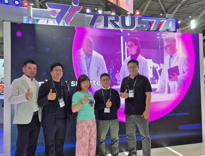 지난 5월 열린 컴퓨텍스 2025에서 대만 SSD 모듈 기업 에이데이터가 파두와 협력해 기업용 SSD 브랜드 '트러스타'를 론칭했다. (왼쪽부터) 찰리 우 에이데이터 부사장, 김태균 파두 CBO, 셸리 첸 에이데이터 사장, 이지효 파두 대표이사 CEO, 남이현 파두 대표이사가 기념촬영했다.