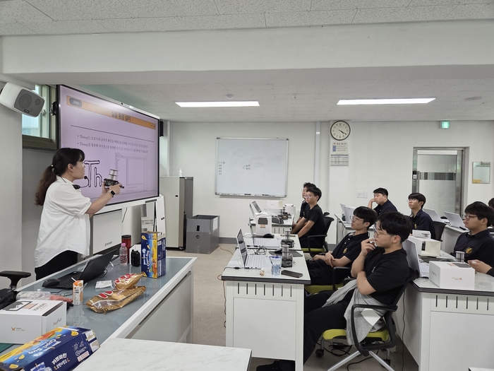 이티에듀 컨소시엄이 진행한 2025 디지털새싹에 참여한 이천고등학교 학생이 '일상을 바꾸는 작은 발명들' 수업을 받고 있다.