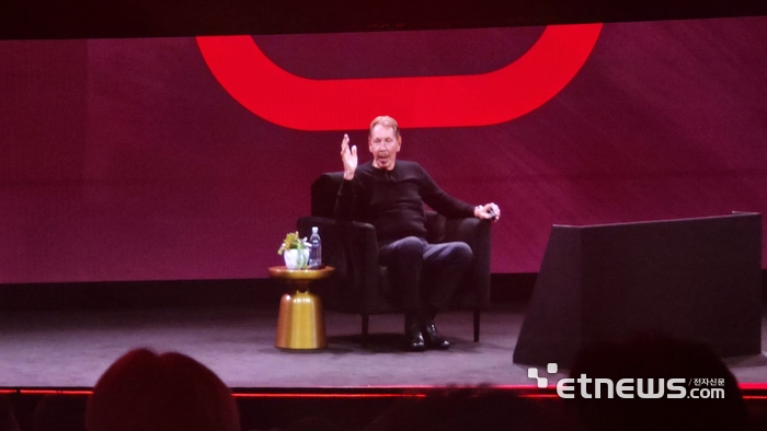 14일(현지시간) 래리 엘리슨 오라클 회장 겸 최고기술책임자(CTO)가 오라클 AI 월드가 열린 미국 라스베이거스 베니시안 컨벤션&엑스포 센터에서 기조연설하고 있다. [사진=현대인 기자]