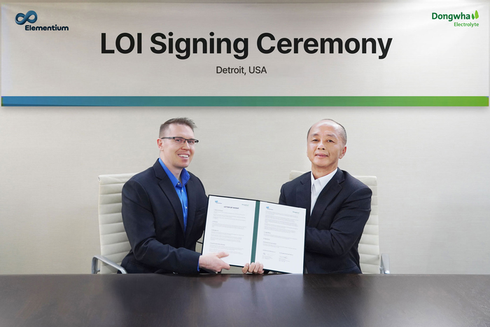 김형남 동화일렉트로라이트 영업본부장(오른쪽)과 매튜 도슨 엘레멘티움 최고경영자(CEO)가 신규 전해액 상용화를 위한 업무 협력 의향서(LOI) 체결식에서 기념 촬영을 하고 있다. (사진=동화일렉트로라이트)