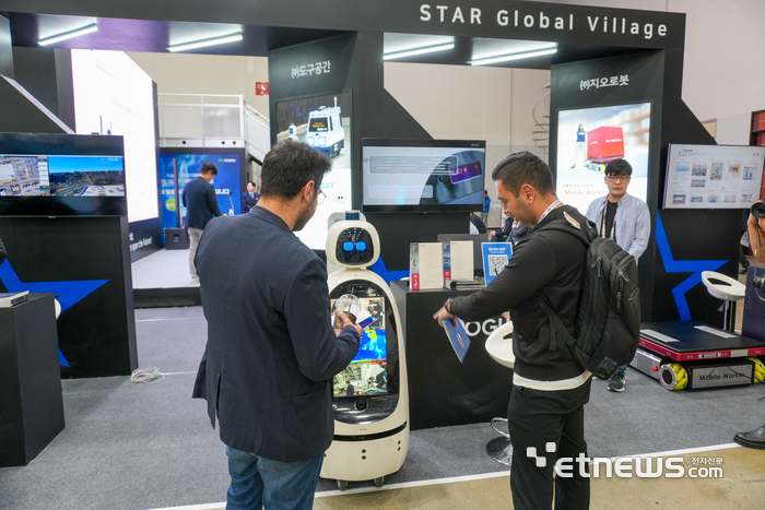 지난해 대한민국 ICT융합 엑스포에서 관람객들이 부스를 둘러보고 있다.