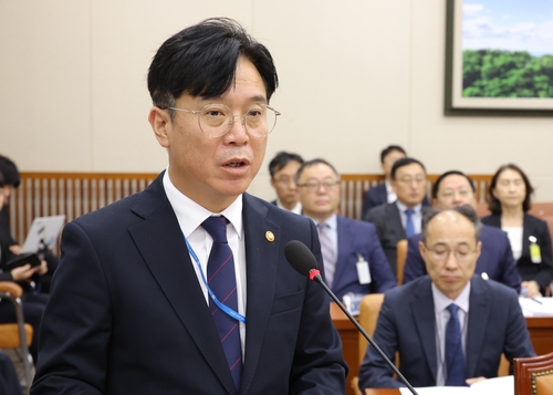 [2025 국정감사] 김영훈 고용노동부 장관, 노란봉투법 “보완 입법 검토 하겠다”