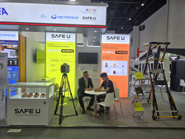 유플리트는 GITEX 전시 기간 동안 '한국혁신관' 부스에서 제품 시연과 글로벌 바이어 미팅을 진행했다. 유플리트 관계자와 부스에서 미팅을 진행했다.