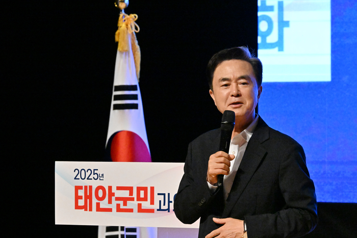 김태흠 충남도 지사는 15일 민선 8기 4년차 시군 방문 여덟 번째 일정으로 태안군 문예회관 대공연장에서 도민과의 대화를 가졌다.