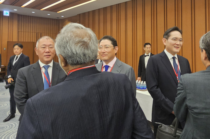 (사진 왼쪽부터) 정의선 현대차그룹 회장, 조현준 효성그룹 회장, 이재용 삼성전자 회장이 15일 일본 도쿄 게이단렌(일본경제단체연합회) 회관에서 열린 한미일 경제대화에 참석해 이야기를 나누고 있다.