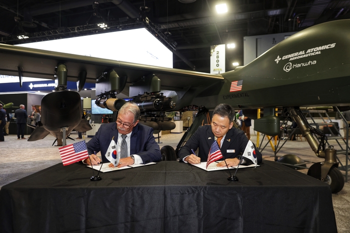 김선 한화에어로스페이스 항공사업부장(부사장, 오른쪽)과 데이비드 알렉산더 제너럴 아토믹스 에어로노티컬 시스템즈 사장이 14일(현지시간) 미국 워싱턴DC에서 열린 AUSA 전시회에서 '그레이 이글 단거리이착륙(GE-STOL) 무인기 공동개발 및 생산 협력 계약식'에서 서명하고 있다. 한화에어로스페이스