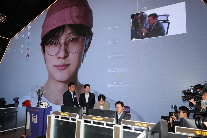 게임체험하는 이재명 대통령     (서울=연합뉴스) 한상균 기자 = 이재명 대통령이 15일 국내 게임사 크래프톤의 게임ㆍ문화 플랫폼 서울 성동구 '펍지 성수'에서 AI기반 인생 시뮬레이션 게임 '인조이'를 체험하고 있다. 왼쪽은 김형준 인조이스튜디오 대표. 그 뒤는 강훈식 대통령비서실장과 최휘영 문화체육관광부 장관. 2025.10.15 [대통령실통신사진기자단]     xyz@yna.co.kr (끝)