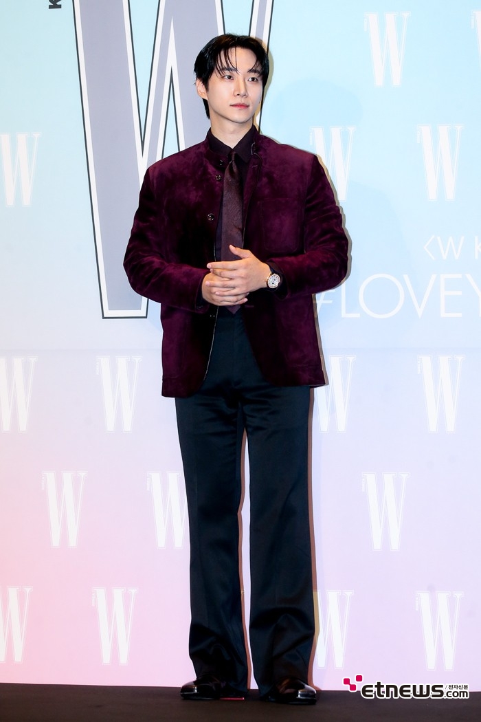 [ET포토] 이준호, '완벽한 버건디 네이비블루 조합'