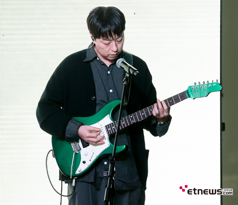 [ET포토] 소란 이태욱, '잔잔한 기타 연주'