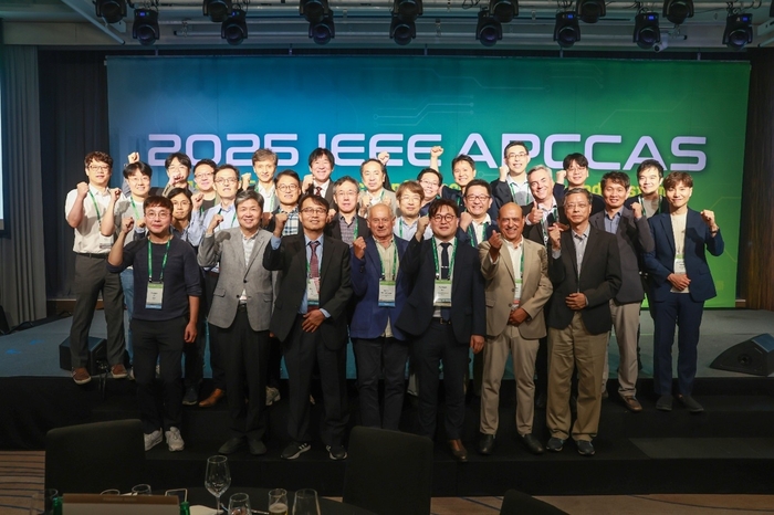IEEE 아시아 태평양 회로 및 시스템 국제 학술대회(APCCAS 2025)가 12일부터 15일까지부산 파라다이스 호텔에서 개최됐다. 학술대회 관계자 및 참석자들이 기념 촬영했다.