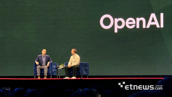 클레이 마고요크 오라클 각자 최고경영자(CEO)와 피터 호셸레 오픈AI 인프라 및 산업 컴퓨팅 부문 부사장이 15일(현지시간) 미국 라스베이거스에서 진행된 오라클 AI 월드 기조연설에서 대담하고 있다. [사진=현대인 기자]