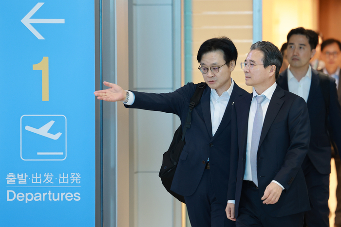 한미 관세 협상 후속 논의와 관련해 하워드 러트닉 미국 상무부 장관과 협상할 예정인 김용범 대통령실 정책실장(오른쪽)과 김정관 산업통상부 장관이 16일 인천국제공항 제2여객터미널을 통해 미국 워싱턴DC로 출국하고 있다. 〈연합뉴스〉