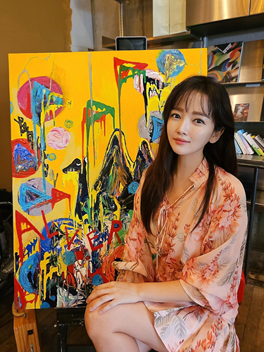 윤송아, 파리 루브르 아트쇼핑 초대작가로 K-ART 알리다