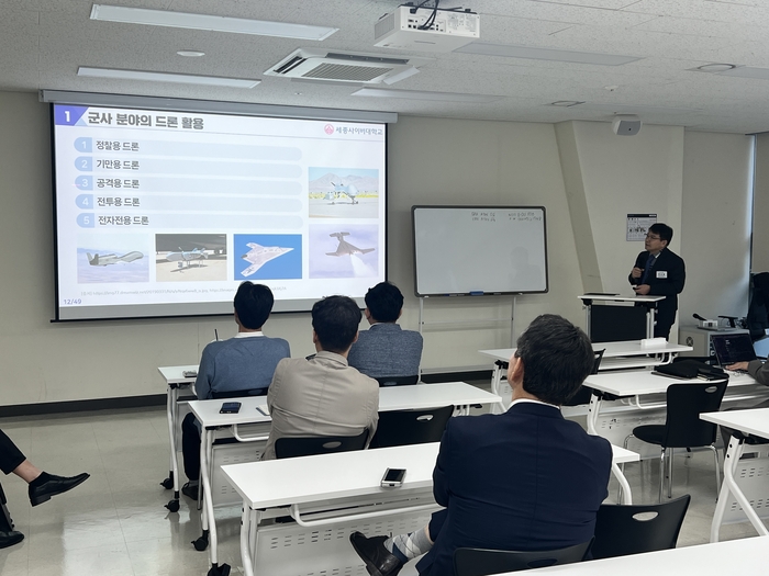 민수홍 세종사이버대 드론로봇융합학과 교수는 '미래의 운송수단 드론과 UAM'을 주제로 강연했다.
