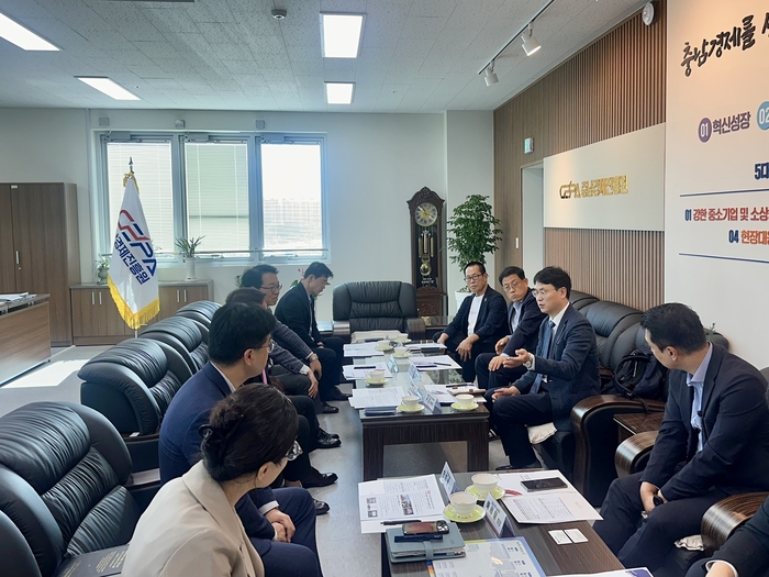 충남경제진흥원은 수출  활성화를 위한 간담회'를 개최했다. 이 자리엔 충남북부상공회의소·충청남도소상공인연합회·충남벤처협회·충남수출기업협회 등 도내 7개 수출 협의체 대표가 참석했다.