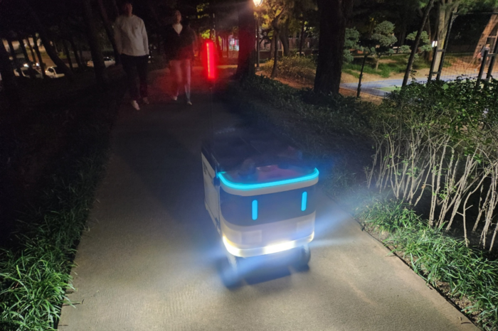 서울 강서구 마곡하늬공원에 나타난 야간순찰 자율주행 로봇. 강서구 제공
