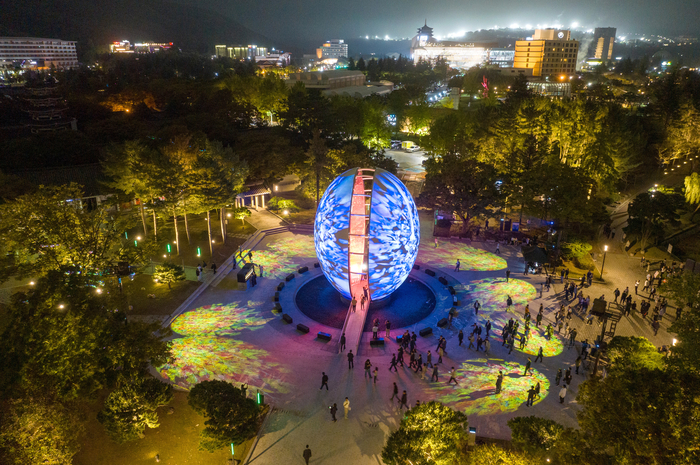 경북 경주시 보문단지 호반 광장에서 APEC 보문단지 야간경관개선 '빛의 향연' 시연회가 15일 오후 진행됐다. 거대한 알 모양의 APEC 상징 조형물에 미디어 아트가 진행되고 있다. 〈연합뉴스〉