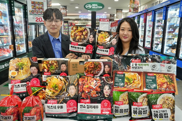 지난 10월 15일(수) 서울시 송파구에 위치한 롯데마트 제타플렉스 잠실점 냉동식품 코너에서 요리하다 10주년 기념 'PB FESTA'를 홍보하는 이정빈 MD(왼쪽)와 조은비 MD.