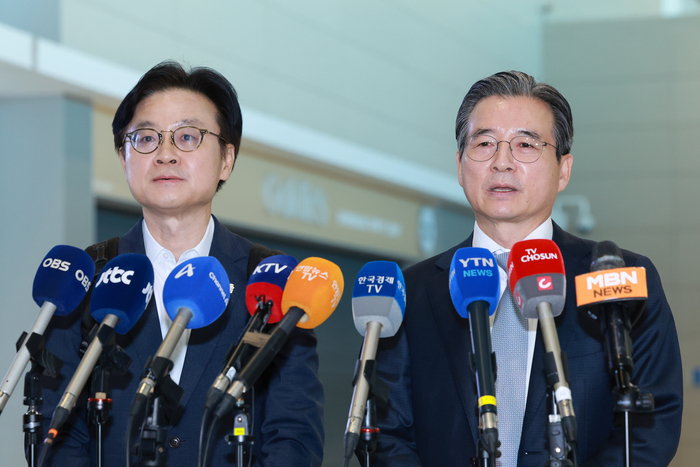 미국으로 출국하며 발언하는 김용범 정책실장
(영종도=연합뉴스) 신현우 기자 = 한미 관세 협상 후속 논의와 관련, 하워드 러트닉 미국 상무부 장관과 협상할 예정인 김용범 대통령실 정책실장이 16일 인천국제공항 제2여객터미널을 통해 미국 워싱턴DC로 출국하기에 앞서 발언하고 있다. 왼쪽은 김정관 산업통상부 장관. 2025.10.16
nowwego@yna.co.kr
(끝)