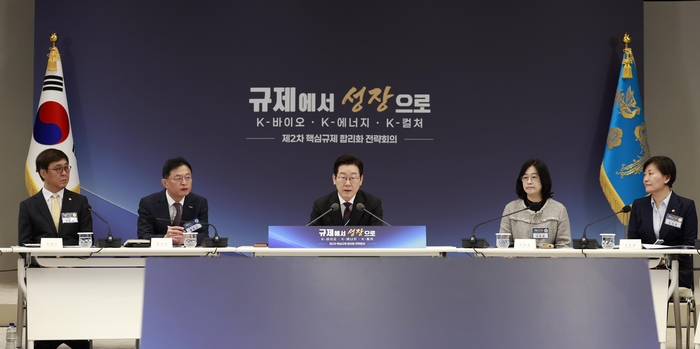 이재명 대통령, 제2차 핵심규제 합리화 전략회의 발언     (서울=연합뉴스) 김도훈 기자 = 이재명 대통령이 16일 용산 대통령실에서 열린 제2차 핵심규제 합리화 전략회의에서 발언하고 있다.     왼쪽부터 최휘영 문체부 장관, 황만순 한국투자파트너스 대표, 이재명 대통령, 이한경 에코앤파트너스 대표, 송미령 농림축산식품부 장관. 2025.10.16 [대통령실통신사진기자단]     superdoo82@yna.co.kr (끝)