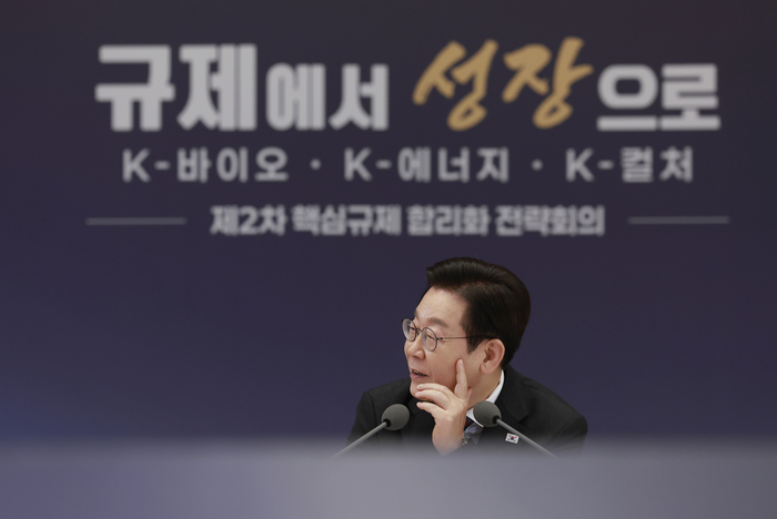 참석자 발언 듣는 이재명 대통령     (서울=연합뉴스) 김도훈 기자 = 이재명 대통령이 16일 용산 대통령실에서 열린 제2차 핵심규제 합리화 전략회의에서 참석자 발언을 듣고 있다. 2025.10.16 [대통령실통신사진기자단]     superdoo82@yna.co.kr (끝)