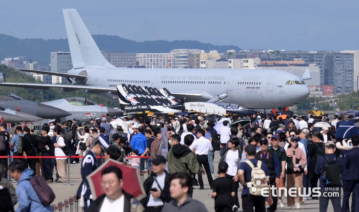 [포토] 서울 국제 항공우주 및 방위산업 전시회 찾은 관람객