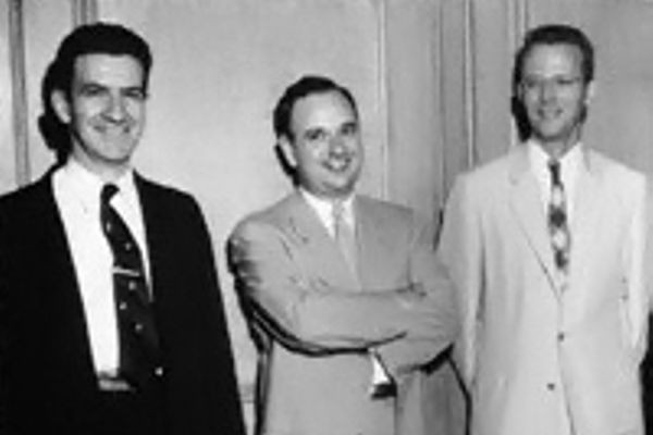 1956년 6월, 제이 포레스터의 은퇴 기념 파티에 참석한 월윈드(Whirlwind) 팀의 R. 와이저, R. 에버렛, J. 포레스터. / The MITRE Corporation Archives