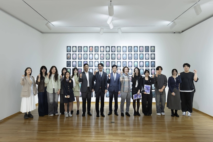 김마르코 한성자동차 대표(왼쪽 8번째)와 신진·초대 작가, 드림그림 프로그램의 장학생과 멘토, 관계자들이 금호미술관에서 열린 2025 온보딩 그룹전 오프닝 행사에 참석했다.