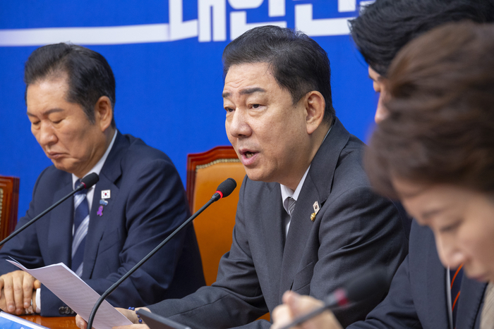더불어민주당 김병기 원내대표가 17일 서울 여의도 국회에서 열린 최고위원회의에서 발언하고 있다. 연합뉴스