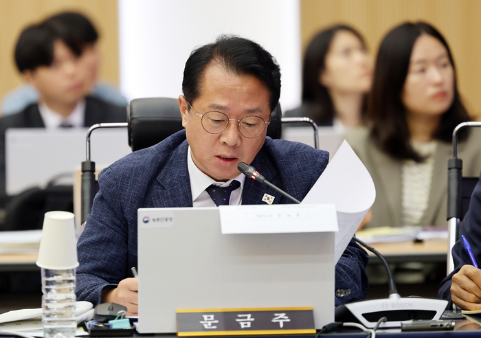 더불어민주당 문금주 의원이 17일 전주시 덕진구 농촌진흥청에서 열린 국회 농림축산식품해양수산위원회 국정감사에서 질의하고 있다. 연합뉴스