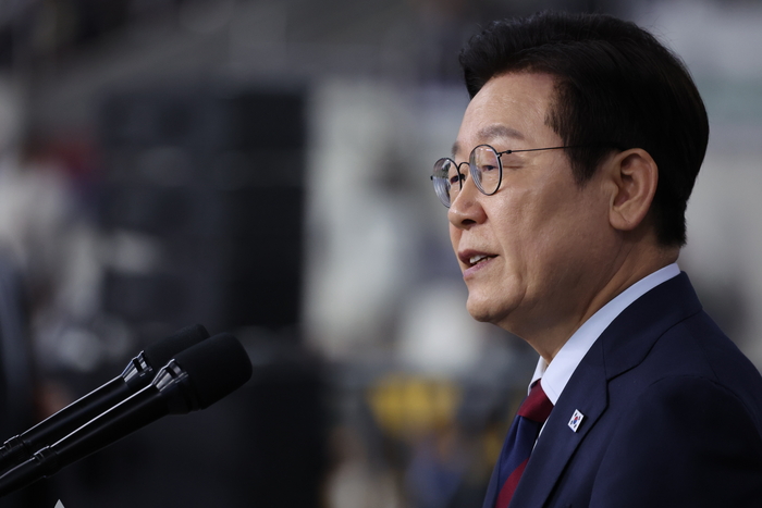 이재명 대통령, 전국체전 기념사     (부산=연합뉴스) 한상균 기자 = 이재명 대통령이 17일 부산아시아드주경기장에서 전국체전 개막식 기념사를 하고 있다. 2025.10.17     xyz@yna.co.kr (끝)