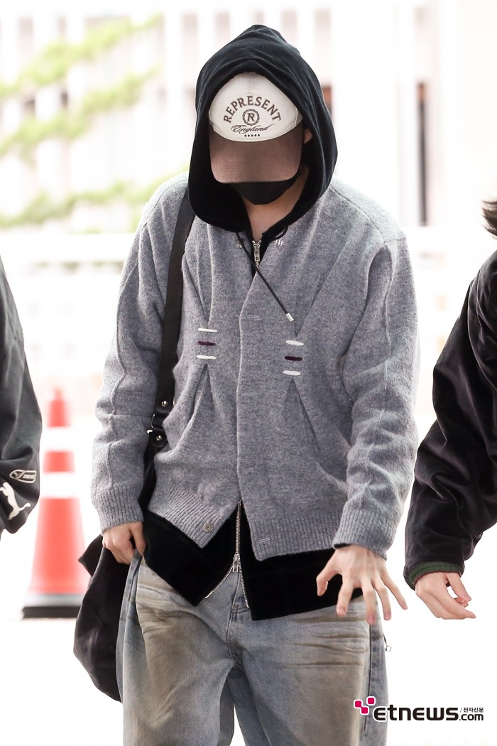 [ET포토] 엔하이픈 제이크, '땅만 보고 걸어요'